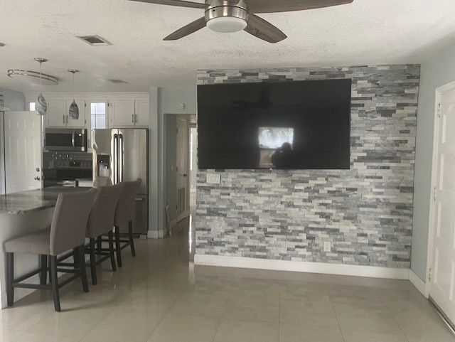 Building Photo - 543 Sandra Ave