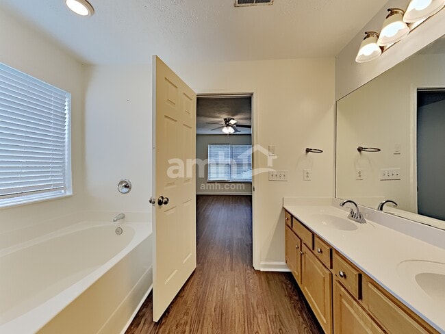 Building Photo - 916 Springs Hill Way