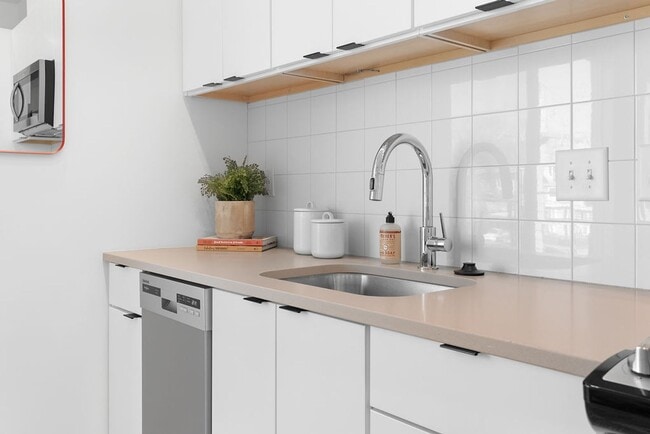 Building Photo - Modern downtown condo studio with private balcony & parking space.