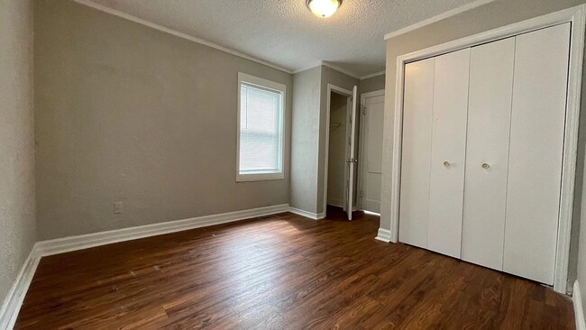 Building Photo - Updated 2 bed/1 bath home!