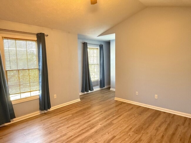 Building Photo - Beautiful 3B 2.5 bathroom townhouse in Normal
