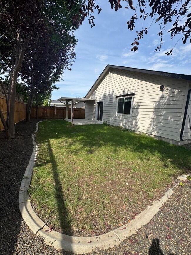 Building Photo - MOVE IN TODAY! Single level floorplan in d...