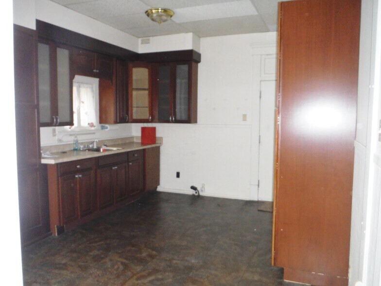 kitchen - 916 W 3rd St
