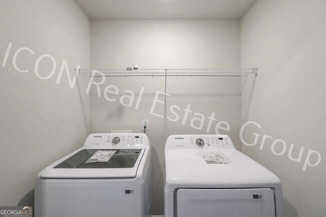 Building Photo - 124 Village Green Dr