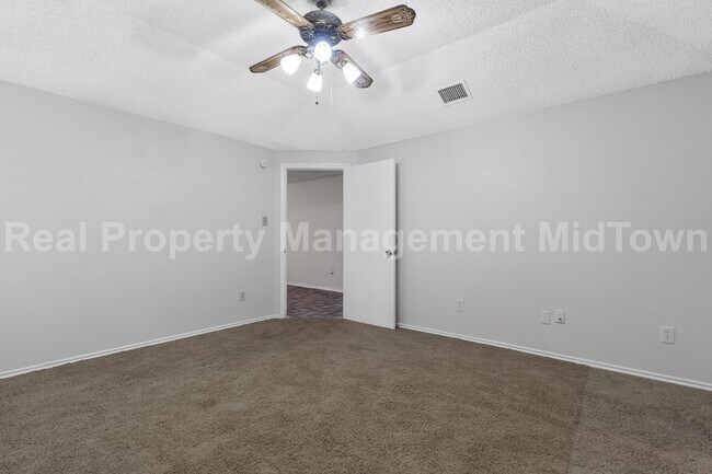 Building Photo - Charming Home in Established Community