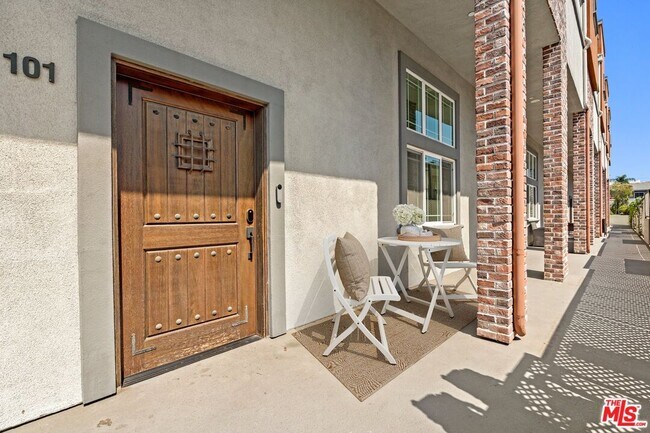 Building Photo - 5019 W Maplewood Ave