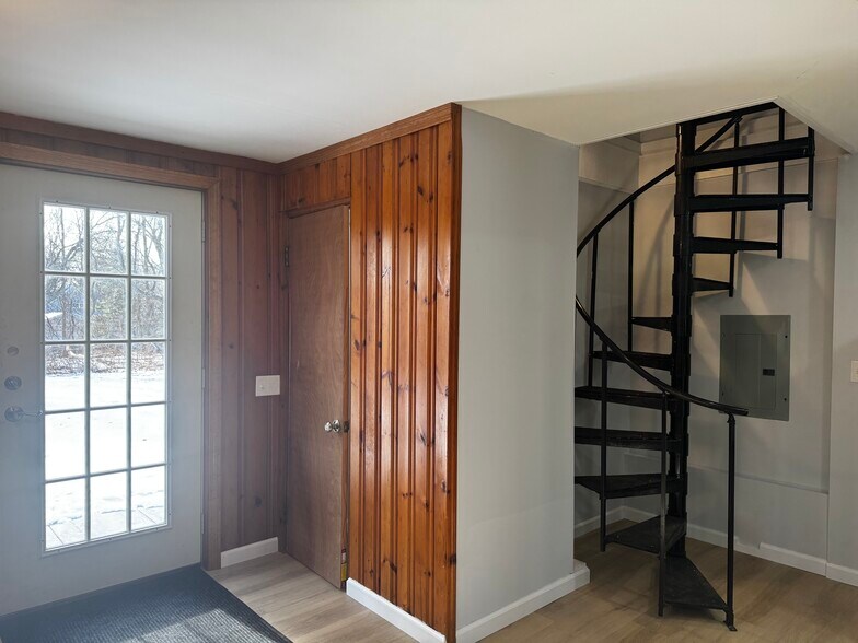 Building Photo - 352 Hotchkiss Rd