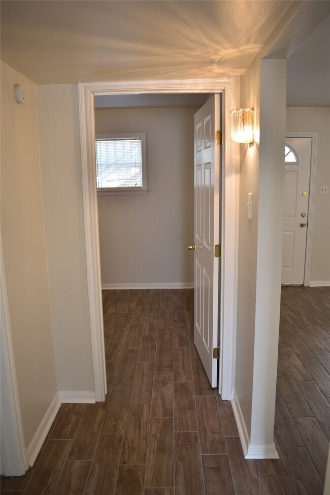 Building Photo - 2524 Binz St