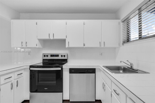 Building Photo - 3815 SW 82nd Ave