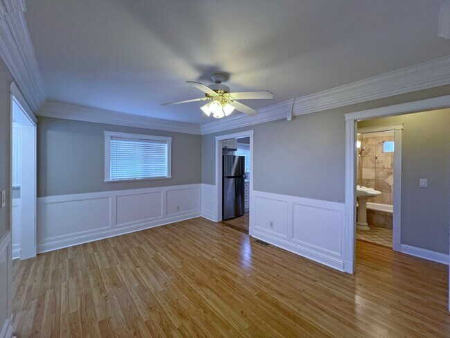 Building Photo - Charming and updated 2 bedroom, 1 bath bun...