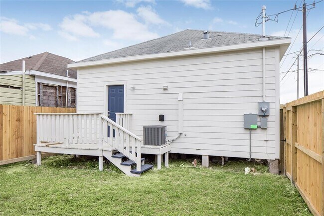 Building Photo - 702 40th St