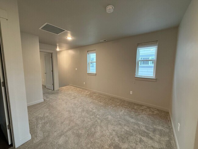 Building Photo - Beautiful 3 Bed/2.5 Bath Townhome - NE Bend