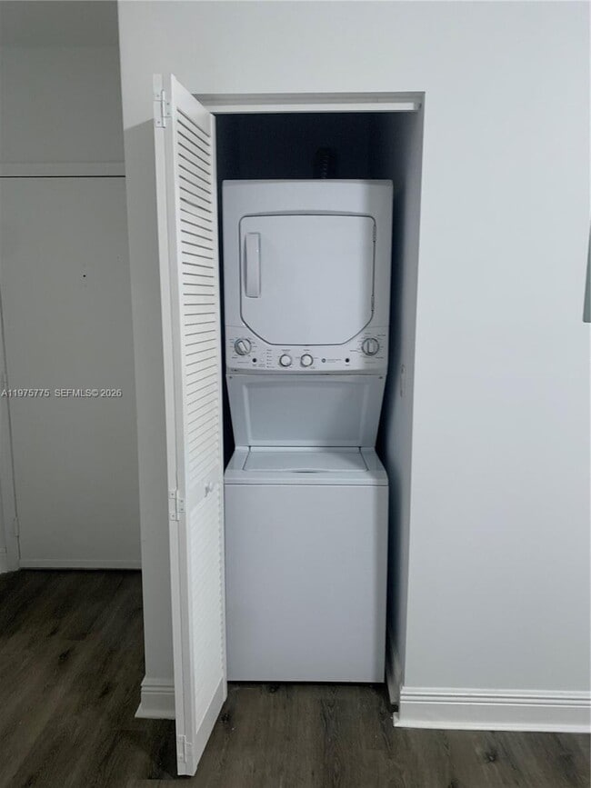 Building Photo - 1218 Salzedo St