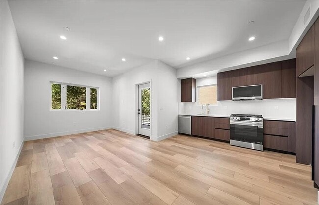 Primary Photo - 150 S Oak Knoll Ave