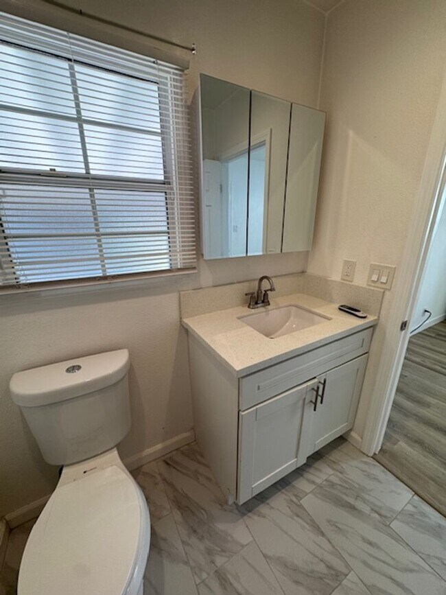 Building Photo - Beautiful 3 bedroom 2 bath HOME... no expenses spared!  Washer/Dryer... A/C Splitters... on a sle...