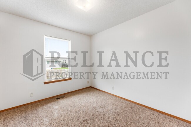 Building Photo - 621 S Longbranch Dr