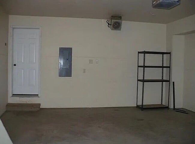 Building Photo - Beautiful 3 bed 2.5 bath Duplex