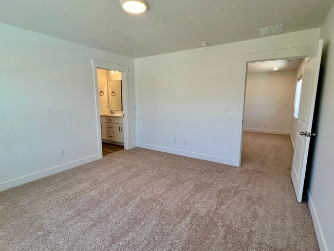 Building Photo - LOVELY TOWNHOME IN SALEM