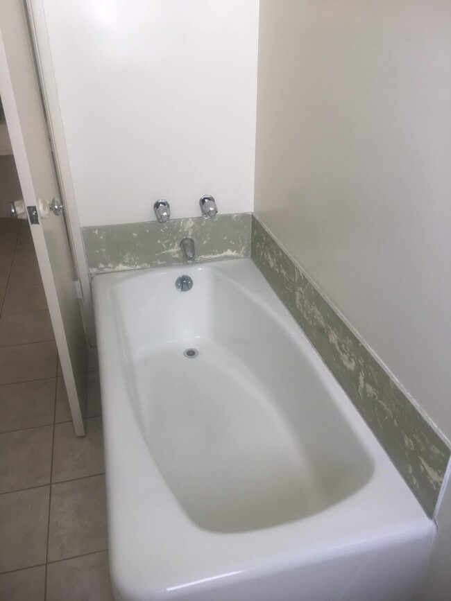 master bathroom tub - 11820 Mayfield Ave