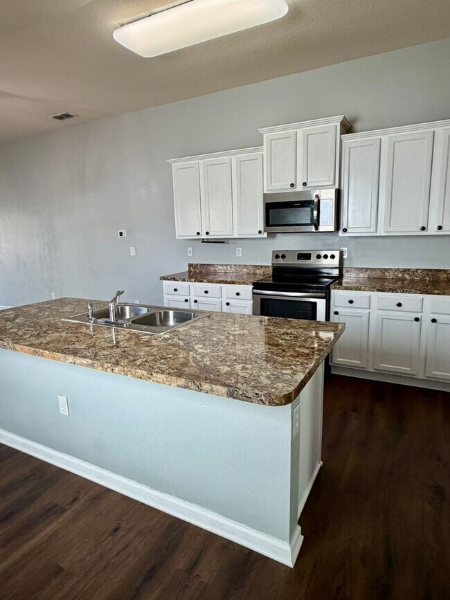 Building Photo - 3/2 GREAT location