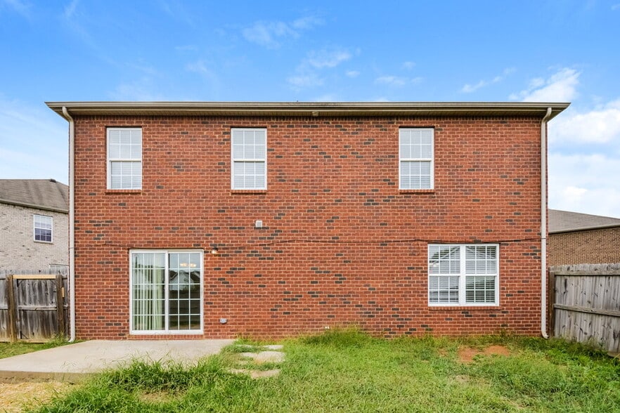 Building Photo - 320 Birchclay Point N