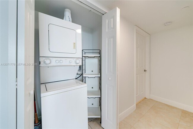 Building Photo - 3000 Coral Wy