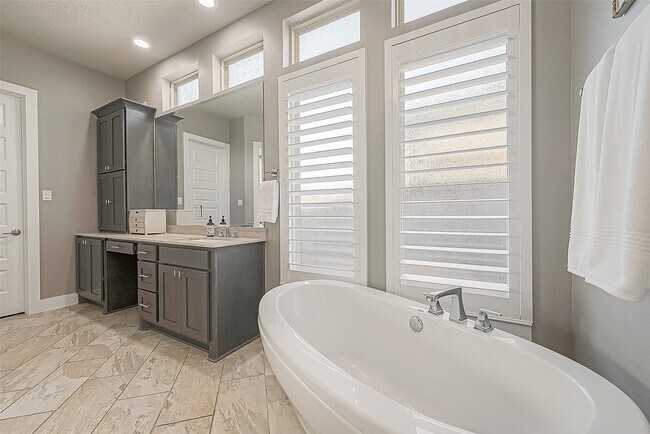 Building Photo - 30 Argosy Bend Pl