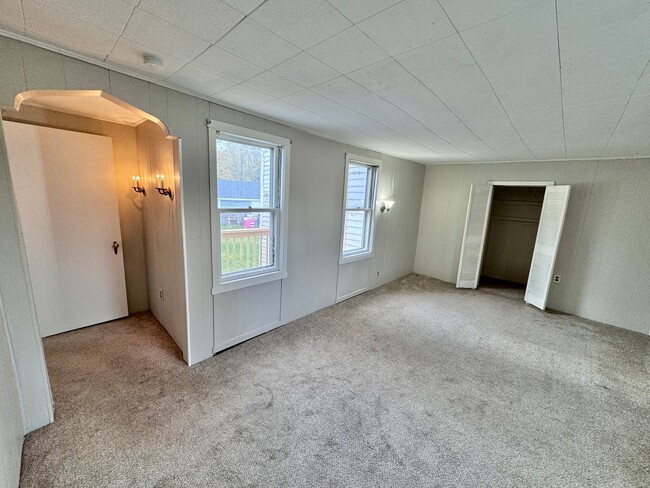 Building Photo - Charming New England 3 Bedroom Apartment, ...