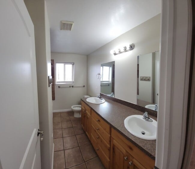 Building Photo - 2 bed, 1.5 bath Townhome at Riverwoods