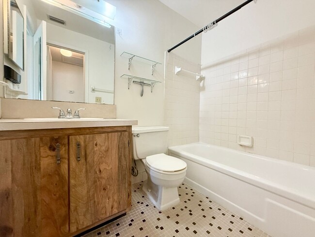 Building Photo - Serene Living at Townhomes of Lake Seminole 2/1.5 - 2 story condo