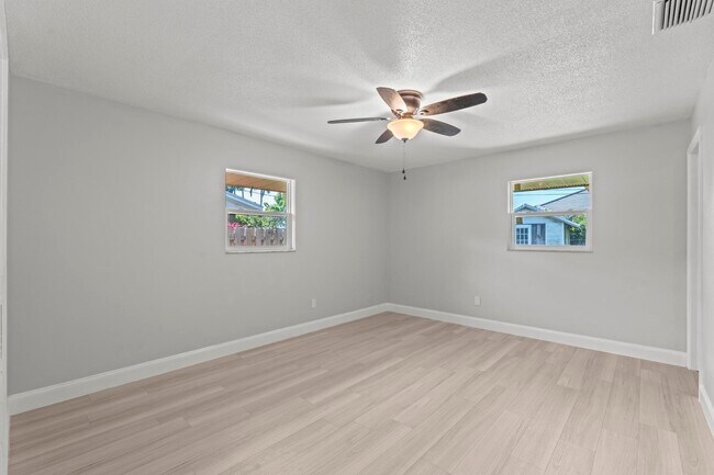 Building Photo - 534 E Del Monte Ave