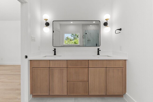 Building Photo - 3348 Sauer St