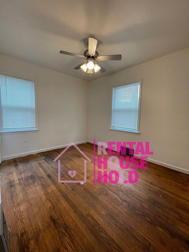 Building Photo - ~ 3 BEDROOM 1 BATH BUNGALOW FREE PRE-SCREEN