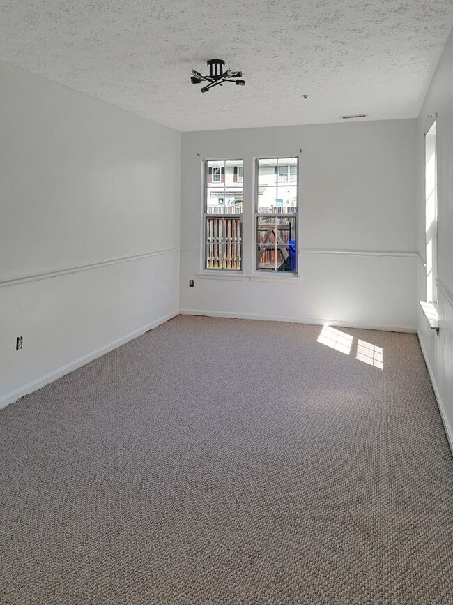 Building Photo - 3870 Gateview Pl