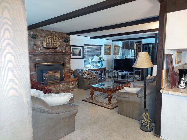 Building Photo - Large furnished 4 bedroom home with 2 car ...
