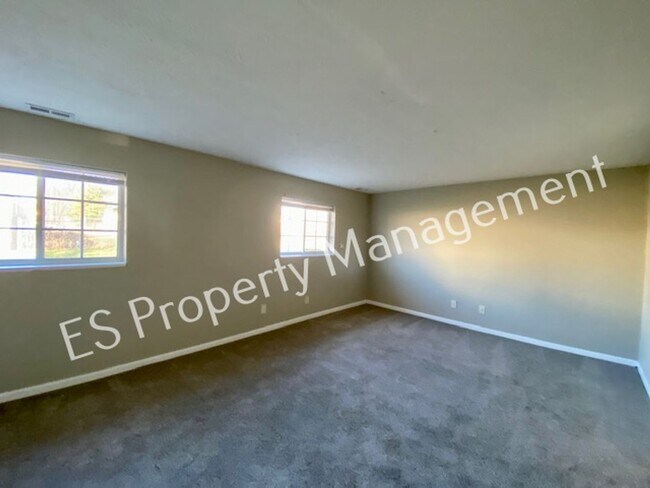 Building Photo - Stunning 4 Bedroom 2 Bathroom Tri-Level Ho...