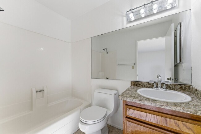 Building Photo - Spacious Westside Townhome Near Parks, Trails, and the Beach