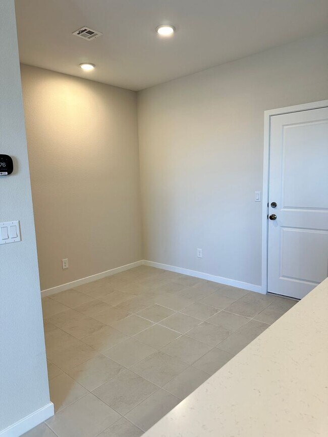 Building Photo - Brand New Town Home!