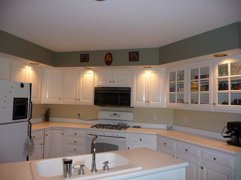 Building Photo - 2704 Cherry Hills Dr