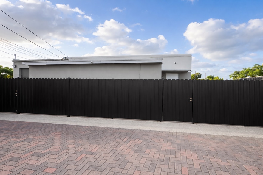 4 family home - entirely fenced in - 1100 N Federal Hwy