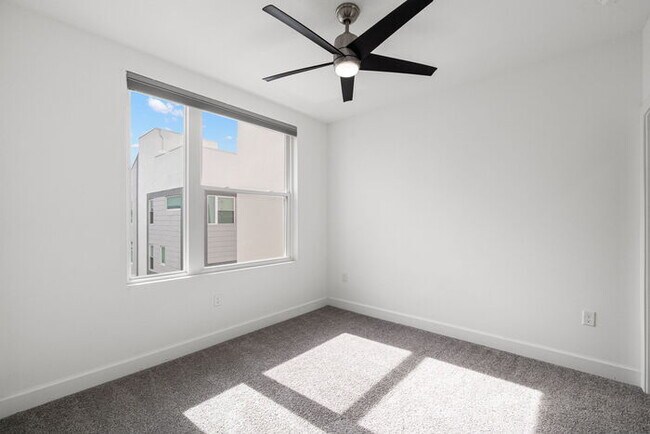 Building Photo - BEAUTIFUL Town Home For Rent in Downtown S...