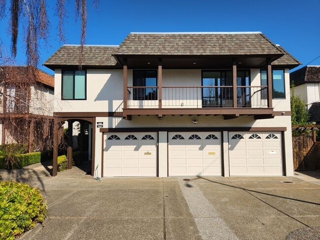 Building Photo - Meticulously renovated 2 bedroom duplex home in central San Mateo