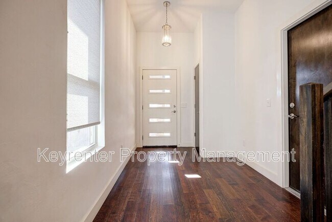 Building Photo - 727 NE 5th St