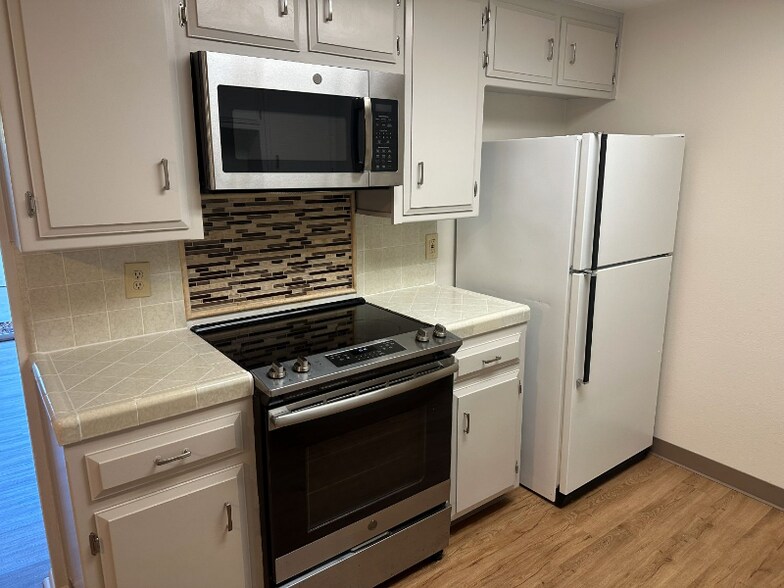 Building Photo - 1750 Prefumo Canyon Rd