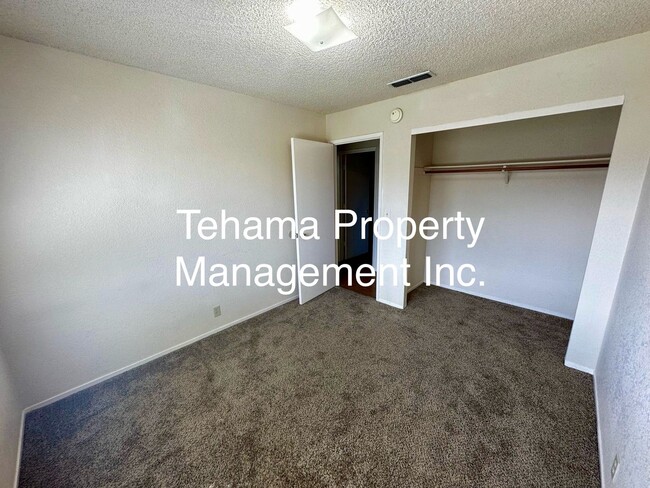 Building Photo - Cute 2 Bedroom 1 Bath Home w/ Large Backyard