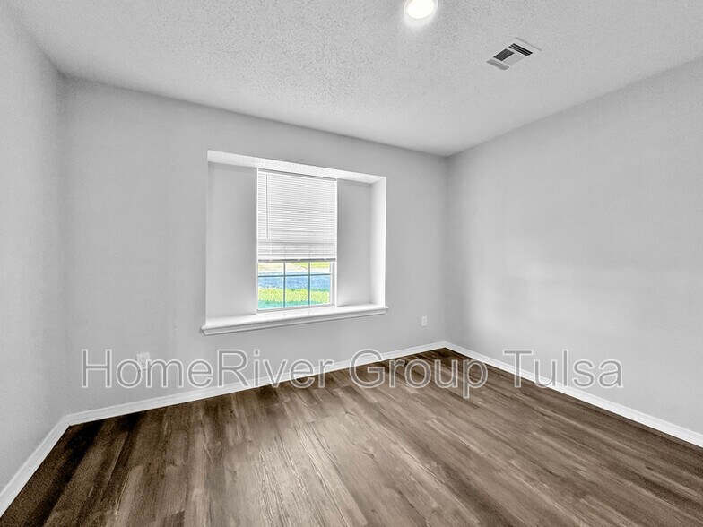 Building Photo - 8917 N 148th E Ave
