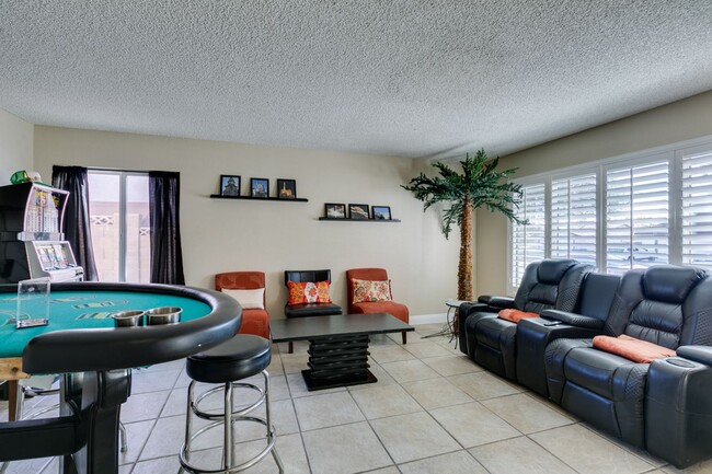 Building Photo - FULLY FURNISHED HOME*COVERED PATIO*SPARKLI...