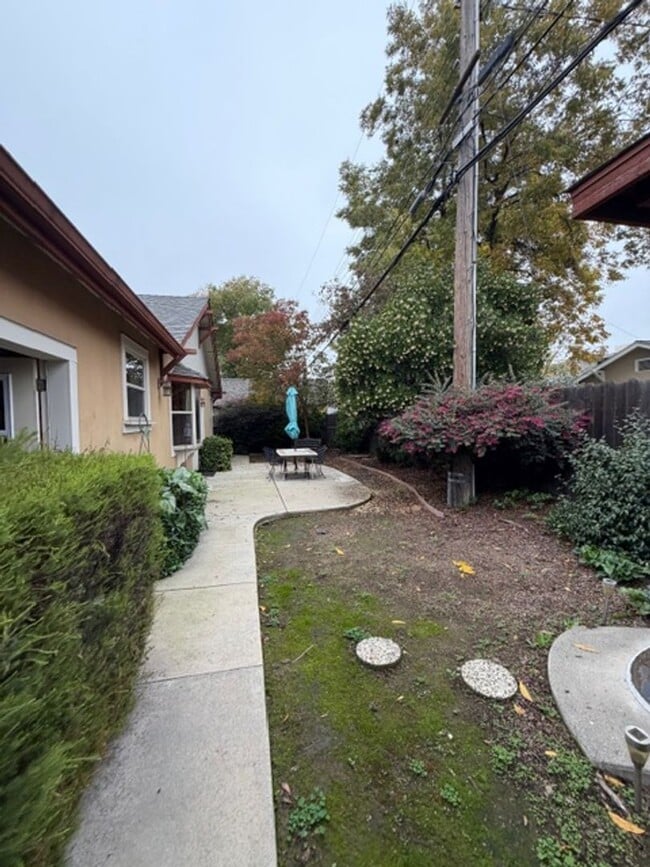 Building Photo - Beautiful 3 Bedroom and 2 Bathroom Home in East Sac $2,795.00 per month