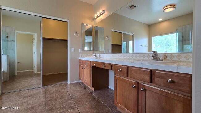 Building Photo - 6091 S 257th Dr