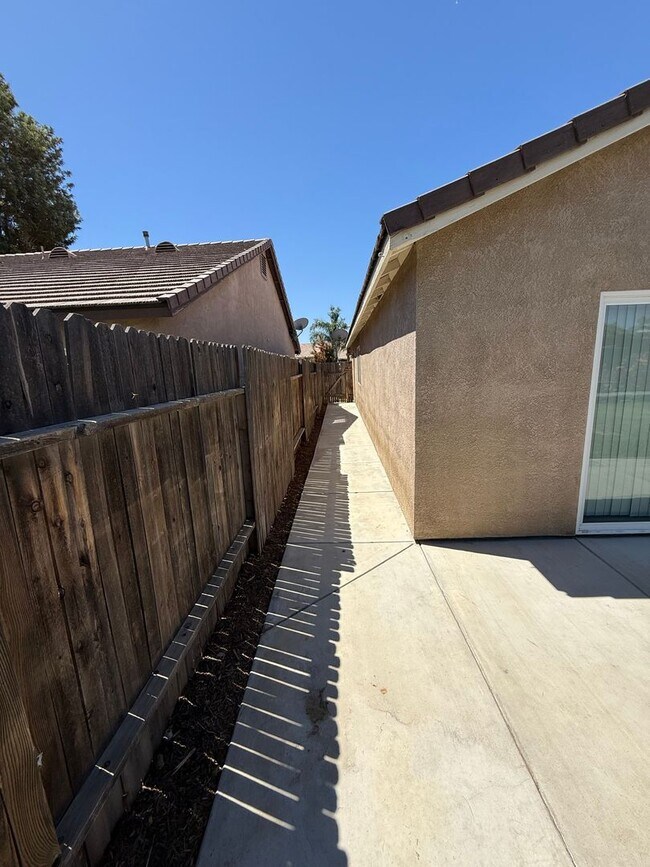 Building Photo - Spacious 3-Bedroom, 2-Bathroom Home in Sou...